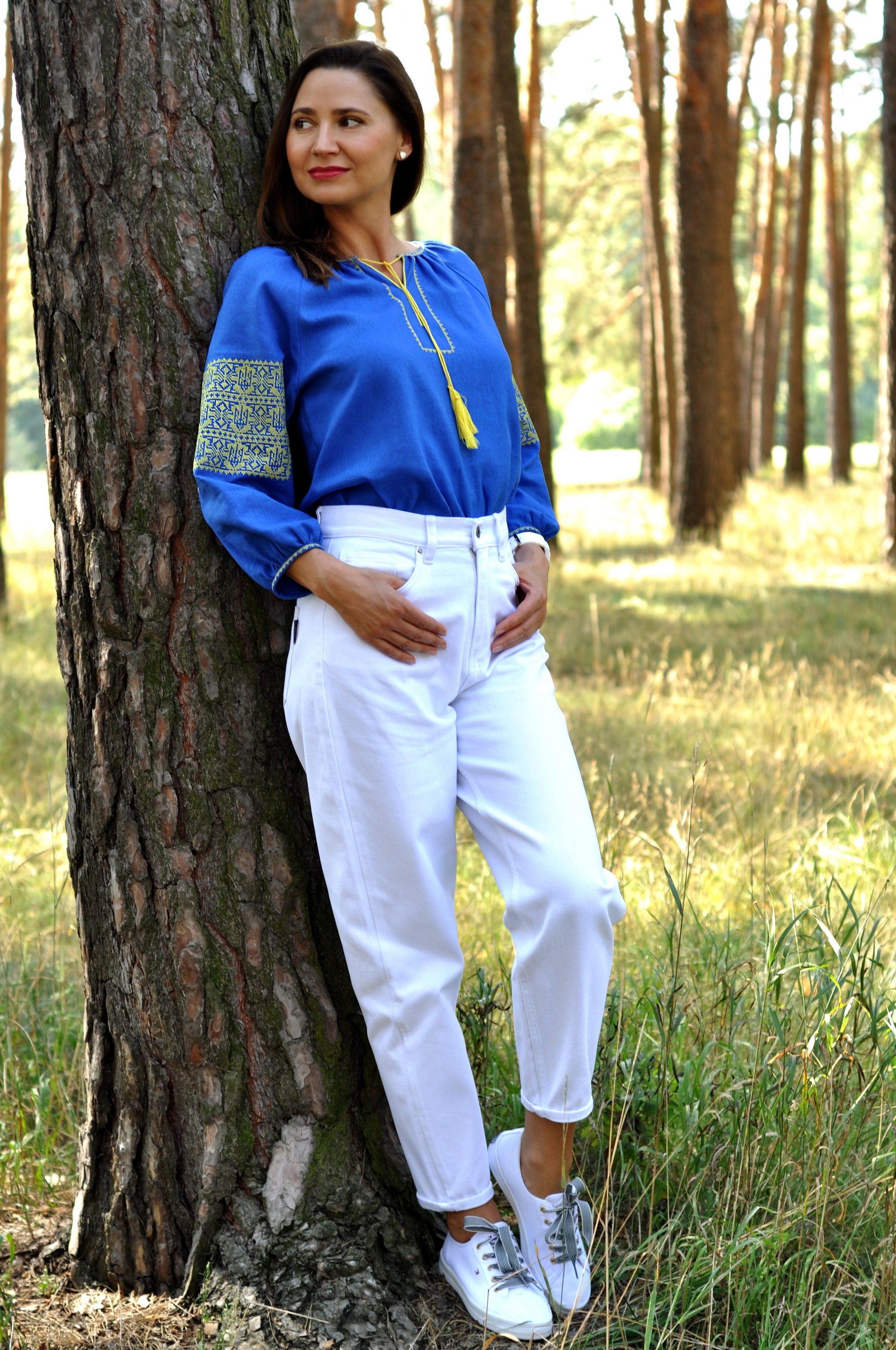Women’s blue embroidered blouse in natural linen with 3/4 sleeves