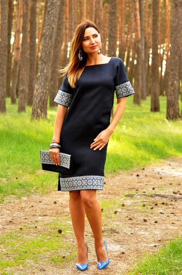 Embroidered straight-cut dress with one-piece sleeve
