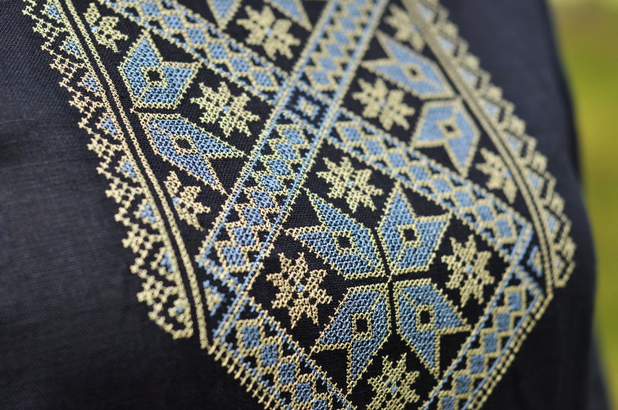Embroidered dress made of dark blue linen