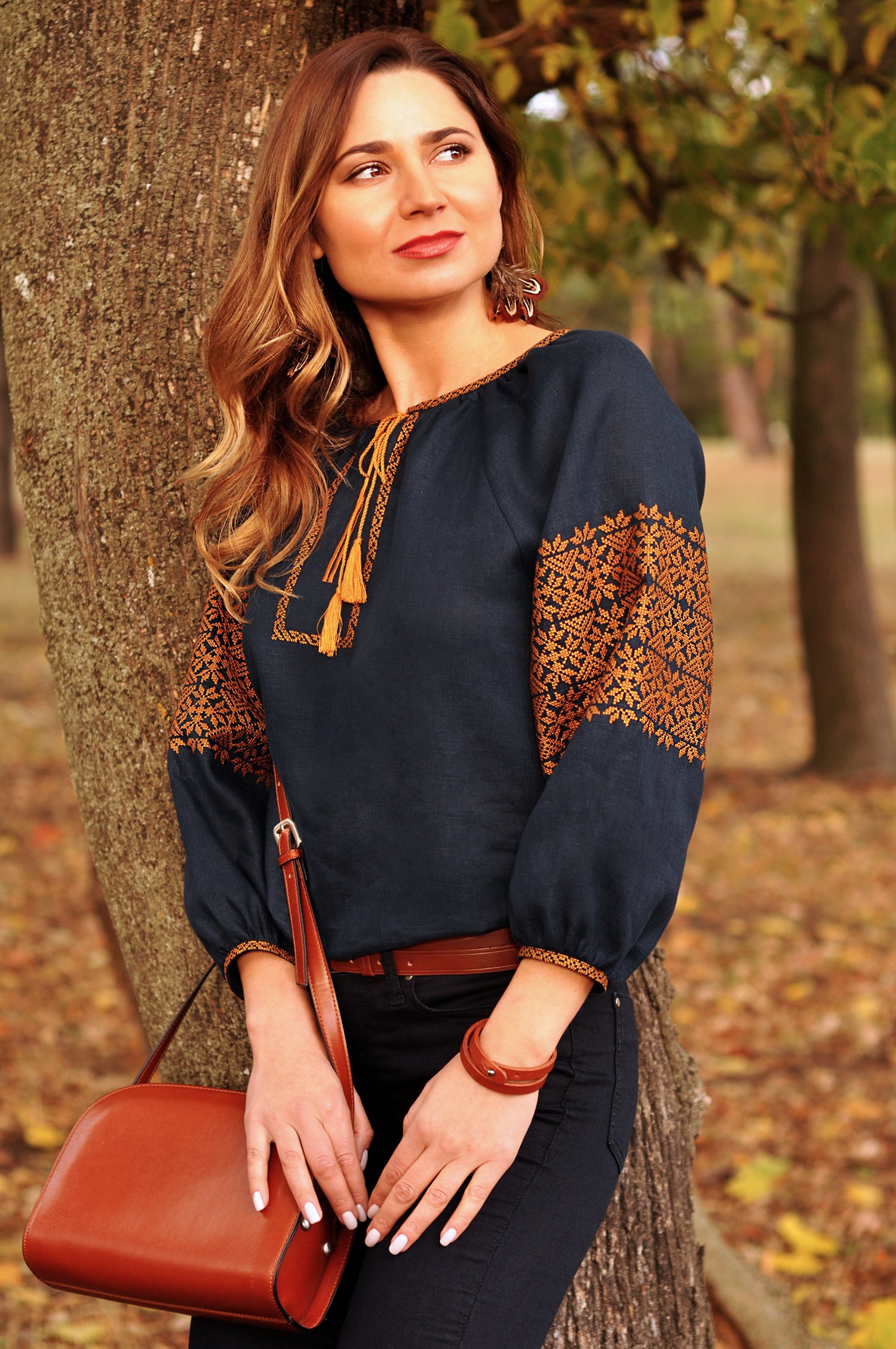 Women’s dark blue embroidered blouse in natural linen with 3/4 sleeves